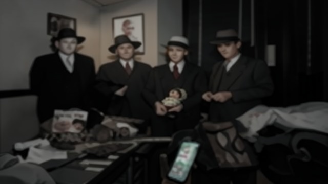 通过短信发来的一张照片,《疼痛难免》中的场景。通过短信发来的一张照片 联系仍在继续 婴儿出院后,孩子的母亲确实给亚当·凯发来了一张照片。医院里的关系短暂地延伸到了病房之外,变成了私下的交流。 一个罕见的例外 亚当·凯的选择表明,照护可能让人产生难以被正式规范约束的牵挂。他没有声称自己仍在承担临床职责;这张照片只是留住了他为之动容的那个家庭与他的联系。