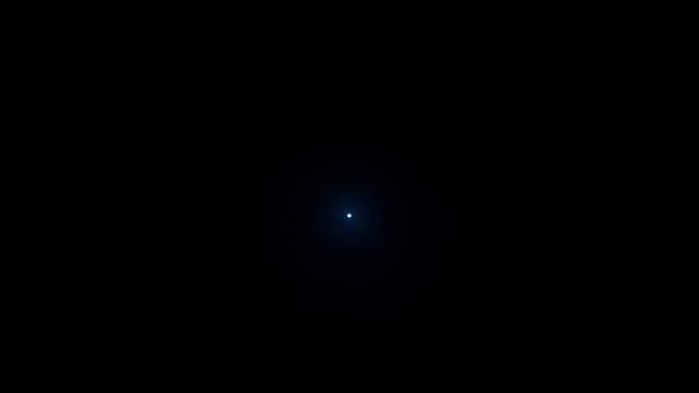 归来的光,《《树叶之家》》中的场景。归来的光 影片结束前,一点微小的蓝光出现在黑暗之中。 光照不足 它没有照出房屋,却证明黑暗并非绝对。 含混的希望 这道光可以被解读为救援、记忆,或者仅仅是另一幅要求人加以阐释的影像。